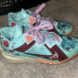 Worn Men's Size 9.5 Nike LeBron 18 Low Mimi Plange Floral CV7562-400 Copa Blue